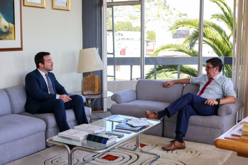 Image for the Tweet beginning: Recibimos en nuestra sede al