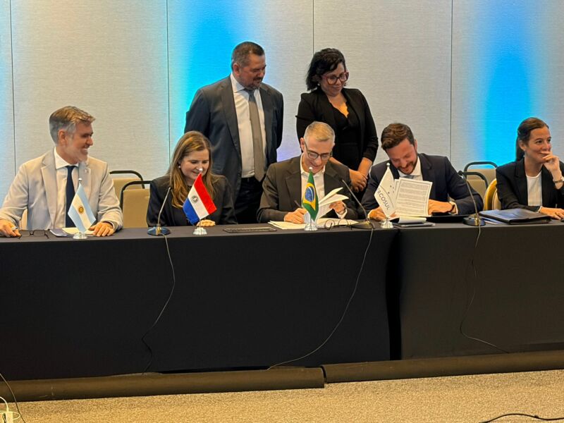 Image for the Tweet beginning: #OLACDE y @mercosur suscribieron un