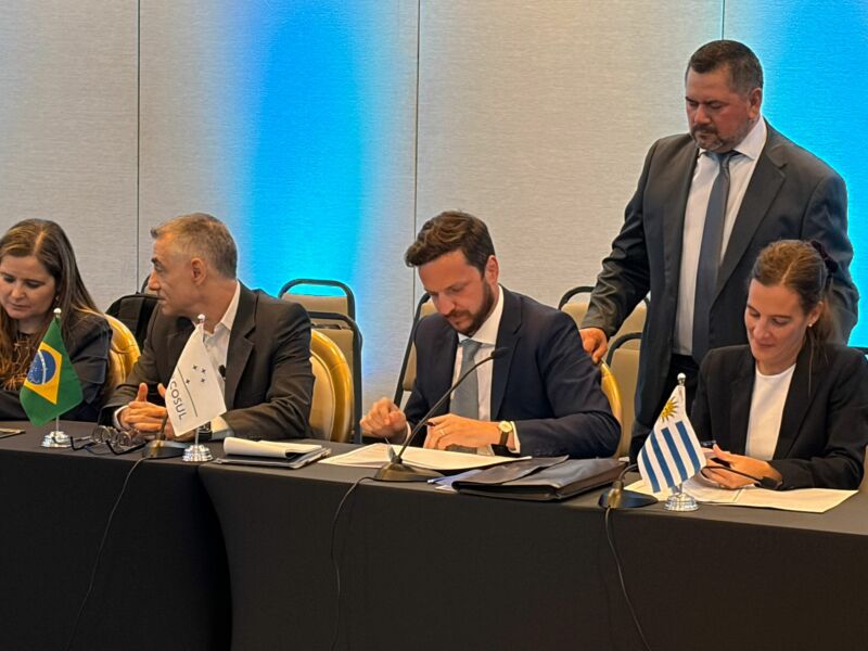 Image for the Tweet beginning: #OLACDE y @mercosur suscribieron un