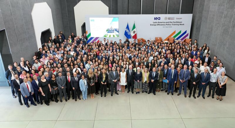 Image for the Tweet beginning: Junto a la Agencia Internacional